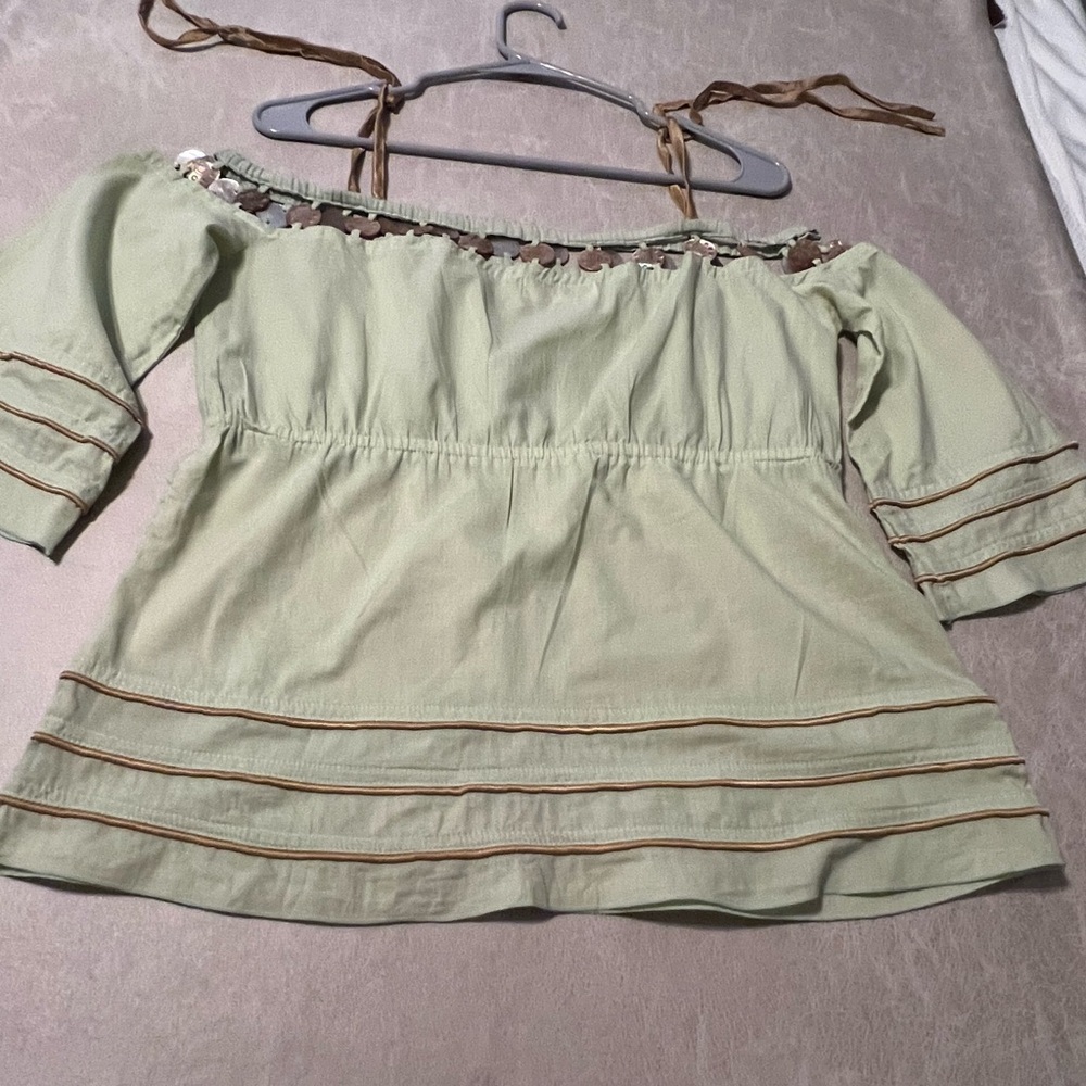 #4216. Tamara Catz Women's Green Off-the-Shoulder Top w/Shell Detail. Size L
